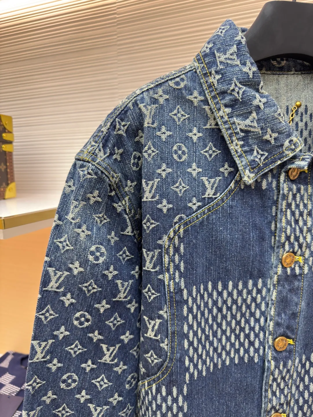 LOUIS VUITTON x Nigo classic checkerboard denim jacket ●Authentic product: purchased and developed by 20899 ●Item number: 1680329-B60 ●Fabric: denim fabric ●Technology: jacquard production ●Version: fitted version ●Weight: about 1025 grams ●Size: 46-48-50-52 ●Description: After manual typesetting and positioning and cutting, the fabric wear is very large, the cuffs are aligned, the back jacquard is lined up horizontally, the front and back splicing process perfectly restores the original effect, the jacquard pattern size and spacing are the same, the pattern width is consistent, and the workmanship is very complicated. The overall wiring is straight and delicate, the fabric is comfortable and soft, and the color is consistent without color difference. It can be matched with the same style to create a fashionable look and control various occasions. Customized accessories, complete with three standards, same style for men and women!
